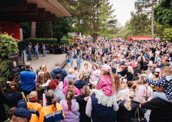 Knapp zehntausend Menschen kamen  zum HerzogTumult in den Kurpark