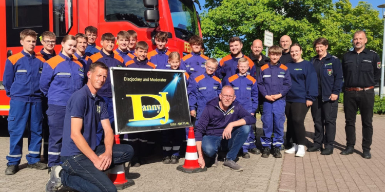 Discofox trifft Ehrenamt: DJ Danny spendet 650 Euro an die Jugendfeuerwehr Nusse