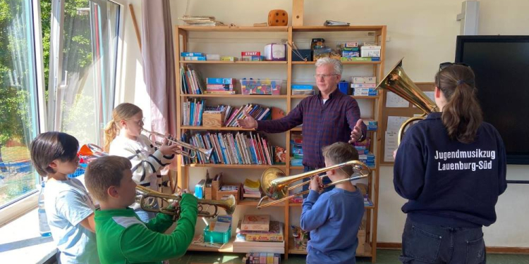Jugendmusikzug Lauenburg-Süd zu Gast an der evangelischen Schule Gülzow