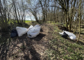 Erneute Abfallentsorgung auf einem Feldweg