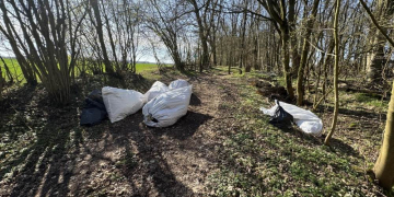 Erneute Abfallentsorgung auf einem Feldweg