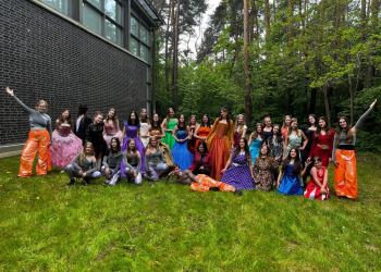 Ensemble des offenen Ganztags präsentieren Bühnenshow