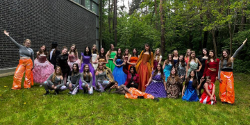 Ensemble des offenen Ganztags präsentieren Bühnenshow