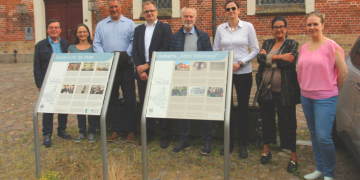 Einweihung der neuen Barlach-Infotafel mit (v.li.) Hartwig Fischer (Heimatbund und Geschichtsverein), Jaana Trebesius (Tourismus- und Stadtmarketing Ratzeburg), Bürgermeister Eckhard Graf, Dr. Ralf Röger, Vorsitzender des Fördervereins Ernst-Barlach-Museum Ratzeburg, Johann Stooß, Vorsitzender des Heimatbund und Geschichtsverein Herzogtum Lauenburg, Dr. Birgit Röger, 2. Vorsitzende des Fördervereins Ernst-Barlach-Museum Ratzeburg, Heike Stockhaus (Ernst Barlach Museum Ratzeburg) sowie Grafikerin Nicole Wunsch. Foto: Anders