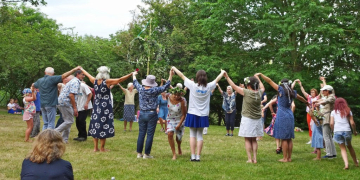 Blumen, Tanz und Musik zum Mittsommer-Jubiläum
