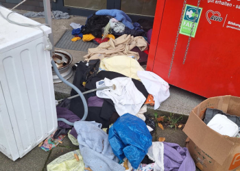 Illegale Müllentsorgung vor AWO Kaufhaus in Geesthacht sorgt für anhaltenden Ärger