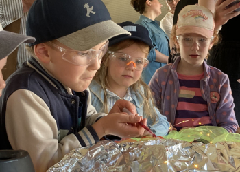 Erster Kita-Forschertag in Mölln: 80 Kinder entdecken Naturwissenschaften spielerisch