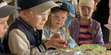 Erster Kita-Forschertag in Mölln: 80 Kinder entdecken Naturwissenschaften spielerisch