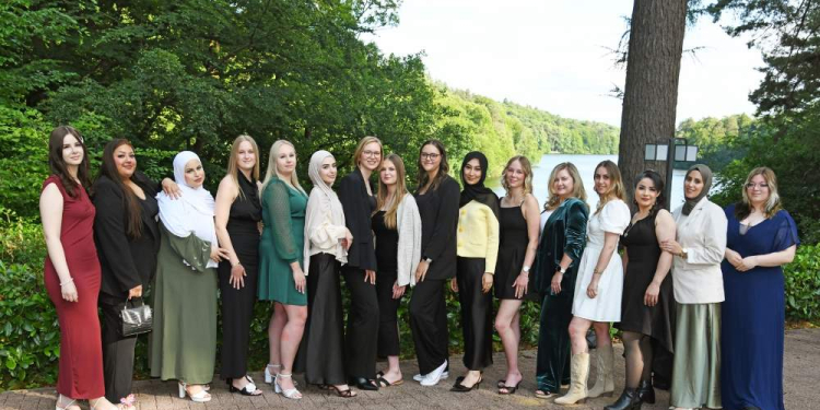 Feierliche Zeremonie würdigt Absolventinnen