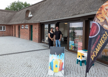 Ratzeburger Seebadestelle an der ‚Schloßwiese‘ lockt trotz Bauarbeiten zum Verweilen bei Spiel und gastfreundlicher Bewirtung