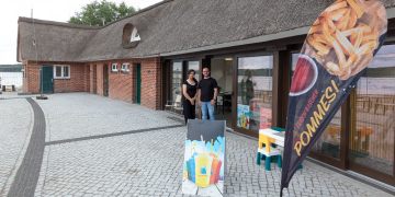 Ratzeburger Seebadestelle an der ‚Schloßwiese‘ lockt trotz Bauarbeiten zum Verweilen bei Spiel und gastfreundlicher Bewirtung