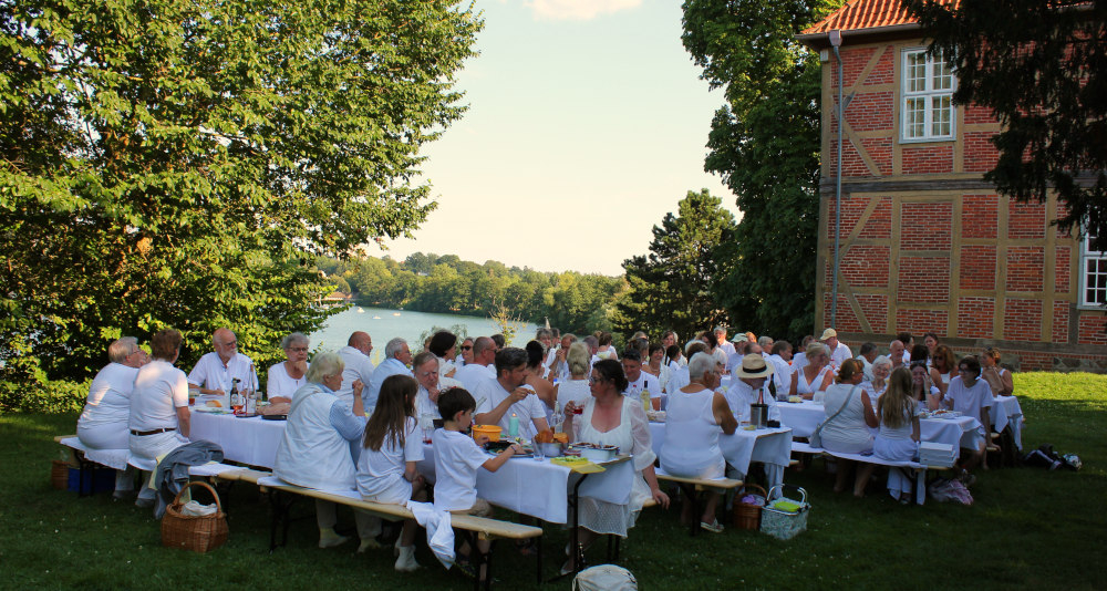 Wieder White Dinner im Museumspark in Ratzeburg