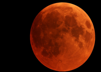 Roter Mond über dem Fliegenberg