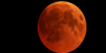 Roter Mond über dem Fliegenberg