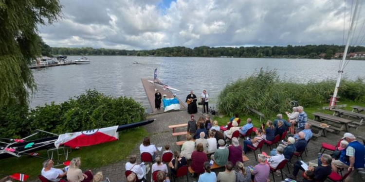 Sommer-Gottesdienst und Bootstaufe im Möllner Ruder-Club