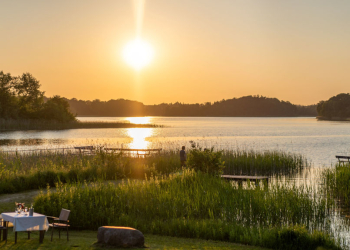Sundowner-Momente zwischen Wald und Wasser