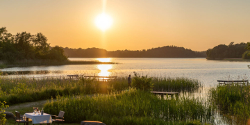 Sundowner-Momente zwischen Wald und Wasser