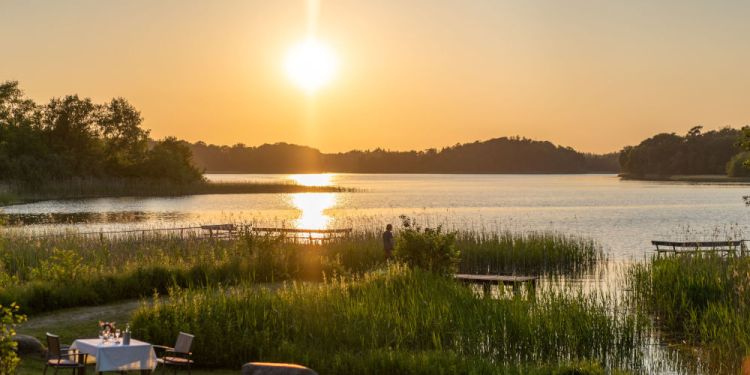 Sundowner-Momente zwischen Wald und Wasser