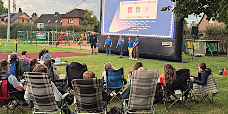 Premiere unter freiem Himmel: Schönberg feiert erstes Freiluftkino