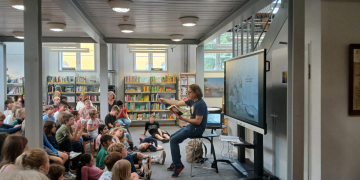 Matthias Kröner liest in der Stadtbibliothek Ratzeburg aus „Detektiv Ameisis“