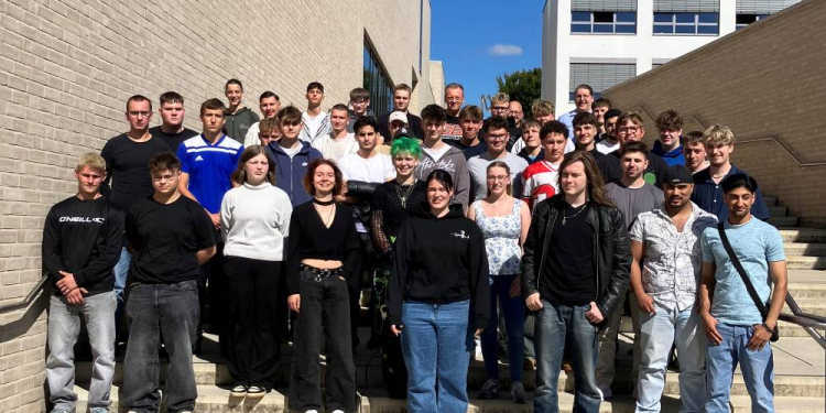 42 neue Auszubildende starten als Kfz-Mechatroniker/innen im BBZ Mölln