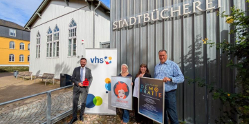 Gemeinsam für die »Lange Nacht der Demokratie« in Ratzeburg (von links) Christian Pein, Filialdirektor der Kreissparkasse Herzogtum Lauenburg, Büchereileiterin Dajana Stolz, Volkshochschulleiterin Silvia Tessmer und Bürgermeister Eckhard Graf. Foto: Stadt Ratzeburg, hfr
