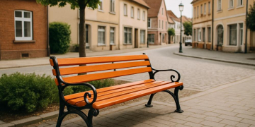 Orangefarbene Bank in der Einkaufsstraße