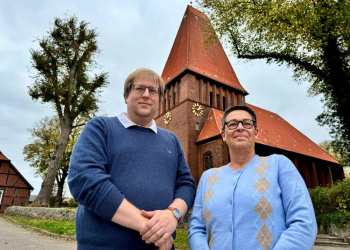 Kirsten Bauer-Muell erhält das Ansgarkreuz der Nordkirche