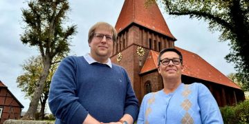 Kirsten Bauer-Muell erhält das Ansgarkreuz der Nordkirche 