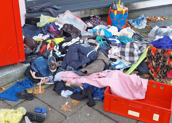 Müllentsorgung vor dem AWO Kaufhaus Geesthacht