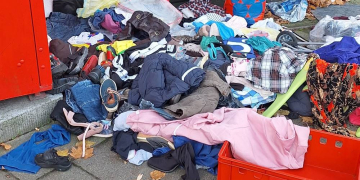 Müllentsorgung vor dem AWO Kaufhaus Geesthacht