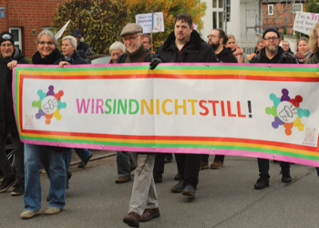 ‚Wir sind nicht still!‘ – Rund 500 Menschen setzen Zeichen für Demokratie in Mölln