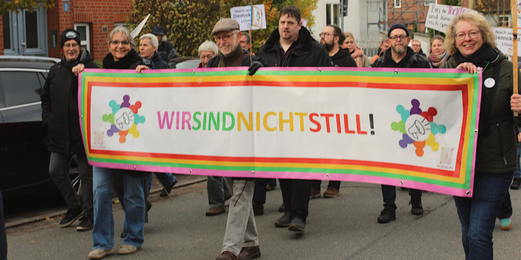 ‚Wir sind nicht still!‘ – Rund 500 Menschen setzen Zeichen für Demokratie in Mölln