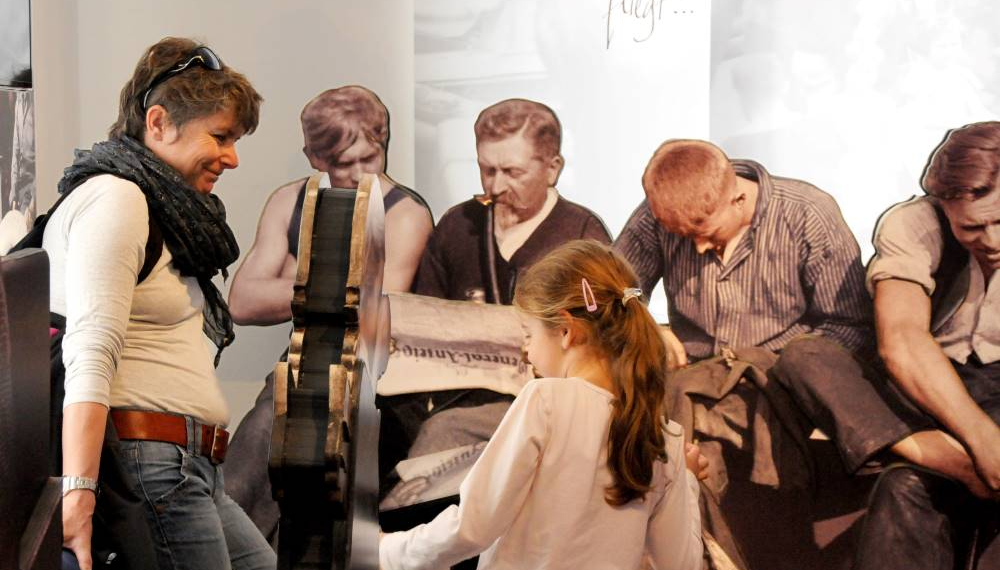Nachts im Museum: Taschenlampenführung im Elbschifffahrtsmuseum