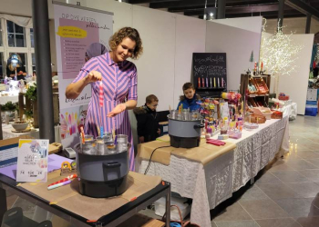 Kreativnachmittag: Kerzen färben in der Stadtbücherei Mölln