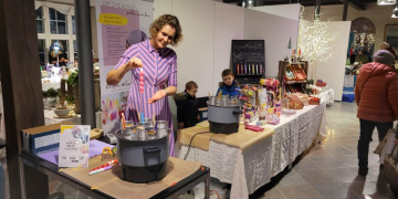 Kreativnachmittag: Kerzen färben in der Stadtbücherei Mölln