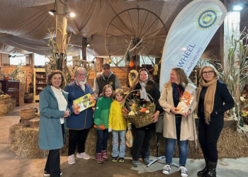 Gewinnübergabe der Kürbisschätzaktion 2025