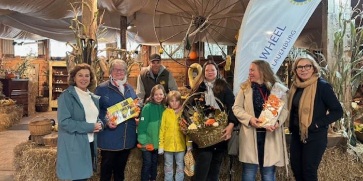 Gewinnübergabe der Kürbisschätzaktion 2025