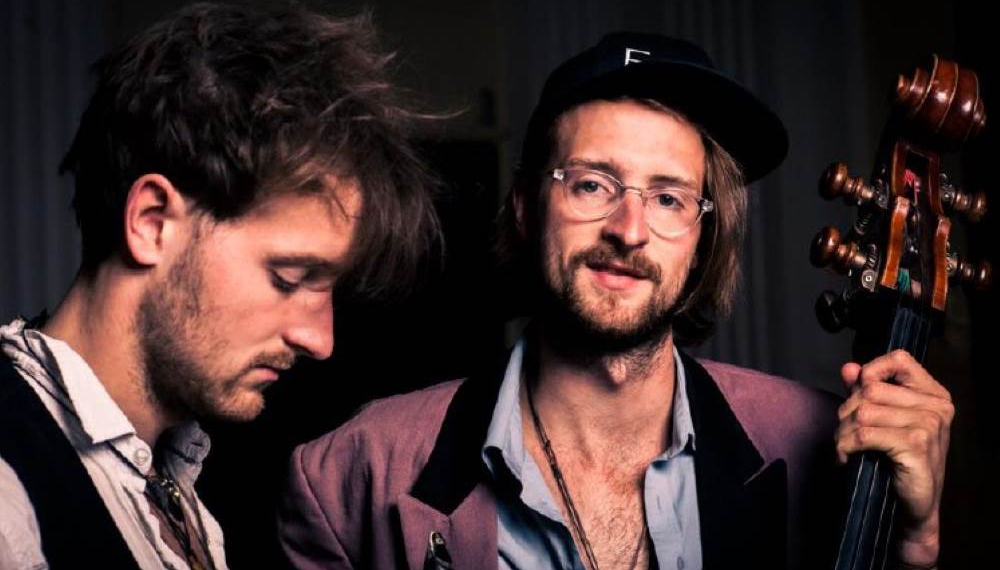 Weltmusik-Duo ‚PaBaMeTo‘ gestaltet das Abschlusskonzert zur Wanderausstellung ‚#Stolen Memory‘  