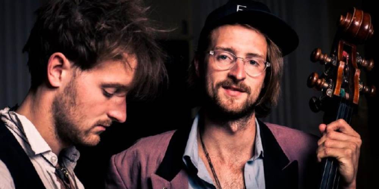 Weltmusik-Duo ‚PaBaMeTo‘ gestaltet das Abschlusskonzert zur Wanderausstellung ‚#Stolen Memory‘