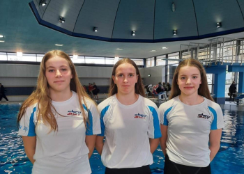 Drei junge Damen aus der Löwenstadt schwimmen beim Jugendländervergleich
