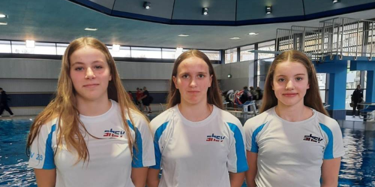 Drei junge Damen aus der Löwenstadt schwimmen beim Jugendländervergleich