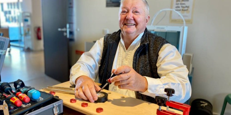 Kinderspielzeug reparieren, Fahrradwerkstatt und Solar-Café in Lauenburg 