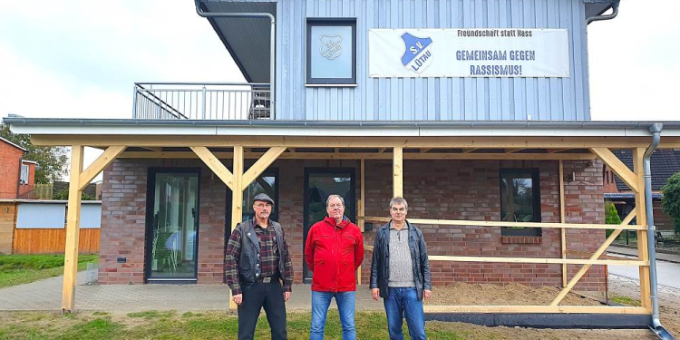 Neues Vordach am Sportheim Lütau offiziell übergeben