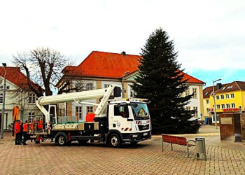 Weihnachtsbaum auf dem Marktplatz eingetroffen