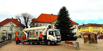 Weihnachtsbaum auf dem Marktplatz eingetroffen