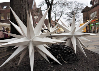 Weihnachtsbeleuchtung erstrahlt die Stadt