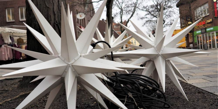 Weihnachtsbeleuchtung erstrahlt die Stadt