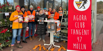 Brötchentütenaktion und orangefarbene Bank setzen Zeichen gegen Gewalt an Frauen