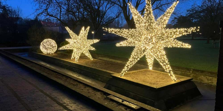 Festliche Stimmung in Mölln: Neue Winterbeleuchtung setzt leuchtende Akzente